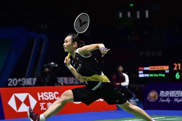 身體不放鬆，發力打折扣，羽球發力是松-緊過程，兩個動作來改善