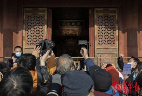 冬至前後遊客打卡故宮“正大光明”匾 感受光線的魅力 冬至前後遊客打卡故宮“正大光明”匾 感受光線的魅力