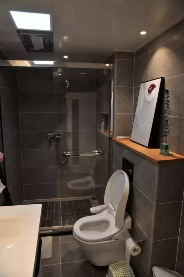 衛生間做收納，砌個10cm薄牆，什麼都能放，一點不比壁龕差