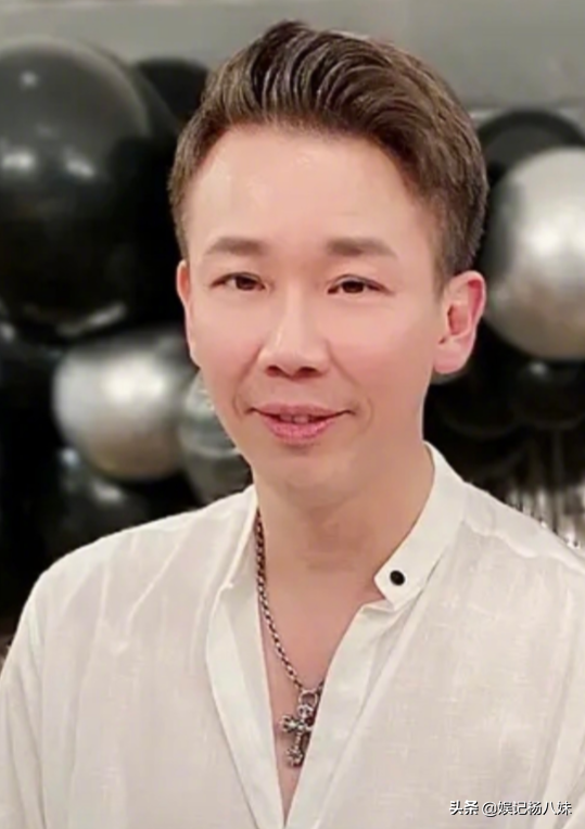 52歲陶喆近照老太多，臉部消瘦，法令紋重，和小17歲妻子像兩代人