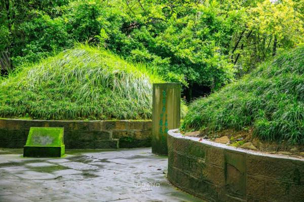 四川人太太太淡定！在“古墓”旁喝茶聊天，2元一杯茶喝得真巴適