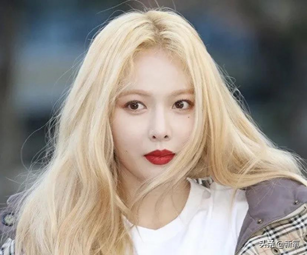 她這眼睛，好像上紅毯前臨時去割的哦...