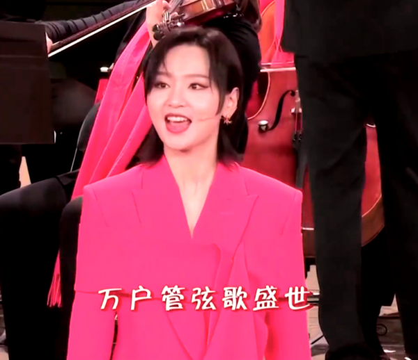 元宵晚會最驚豔女星：萬茜金絲絨，金晨粉嫩，林允穿著剪紙出來了