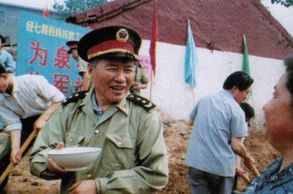 遲浩田離開濟南軍區，進京擔任總參謀長，他原先的職務由誰接替？