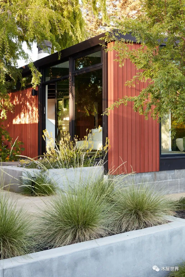 用當年的流行風格改建60年前的木屋,享受現代溫馨的生活 用當年的流行風格改建60年前的木屋,享受現代溫馨的生活