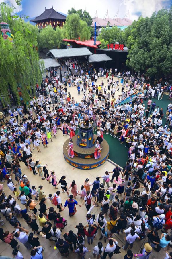 潑水狂歡,夢幻演出,痴狂電音,玩一天都不夠!杭州旅行必打卡 潑水狂歡,夢幻演出,痴狂電音,玩一天都不夠!杭州旅行必打卡