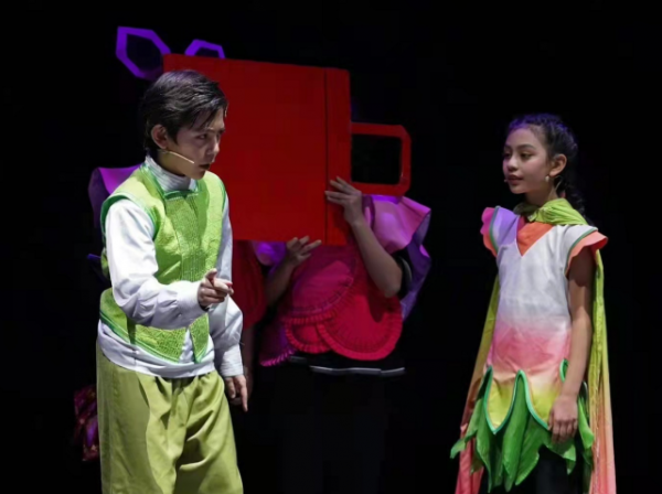 劉燁女兒才10歲就這麼美！曬慶生照顏值逆襲終於像媽，混血臉太絕