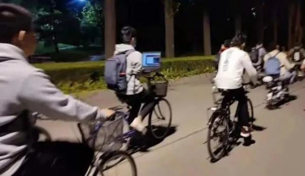 兒子上了大學才知道，媽媽從小到大一直在騙他，老師說的才是對的