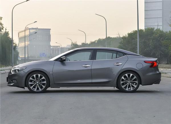 車300：外觀不輸凱美瑞，一年賣出8臺，日產這款車直接停產退市