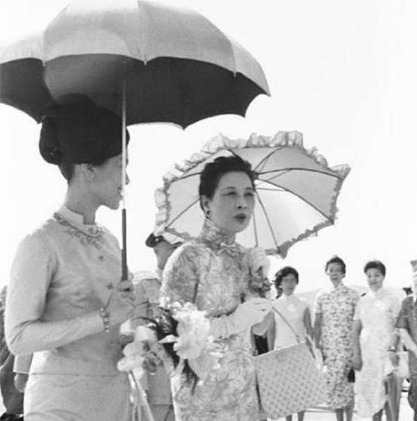 03年宋美齡在夢中去世，隔天清晨遺體被裹在羊毛毯中送出公寓