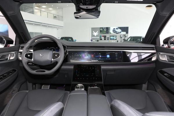 24.19萬起，滿電續航653km，四塊大屏+矩陣大燈，實拍極狐阿爾法T