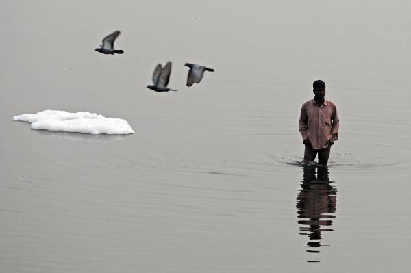 印度空氣質量持續低下 民眾在被汙染的河水中尋找可回收廢物