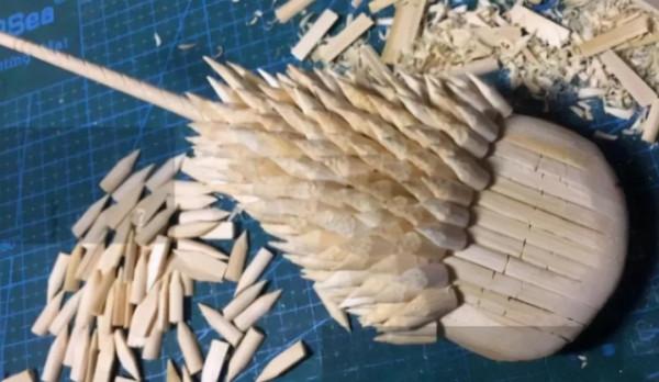 小哥用50雙筷子製作鮫肌，還不忘給鮫肌刷牙，鬼鮫只直呼內行