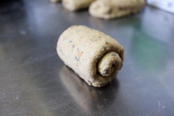 想吃歐包有啥難的，懶人做法烤出6個多谷麵包，2天的早餐不愁了