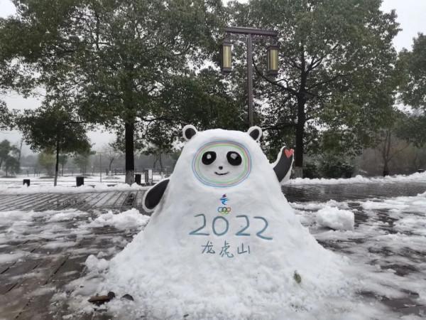 2022初雪降臨！冰墩墩驚喜亮相龍虎山