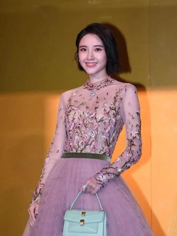 唐藝昕終於開始營業，一襲鏤空花瓣長裙甜美優雅，尖下巴成議論點