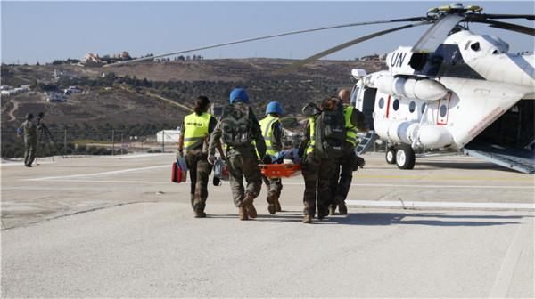 我赴黎維和官兵與外軍開展空中醫療後送演練