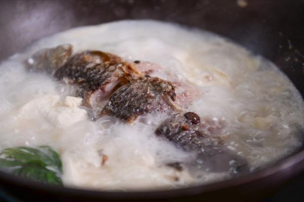 愛喝魚湯要注意,要想魚湯鮮美奶白,不能直接下鍋,切記以下2點 愛喝魚湯要注意,要想魚湯鮮美奶白,不能直接下鍋,切記以下2點