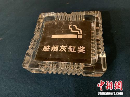 抽空氣還能吐煙?《八角亭迷霧》把演員手裡的煙P掉了… 抽空氣還能吐煙?《八角亭迷霧》把演員手裡的煙P掉了…