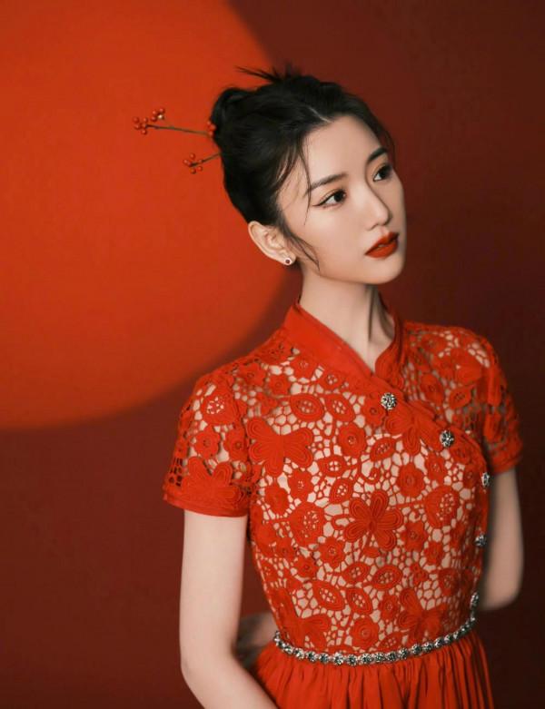 毛曉彤 紅色好適合她