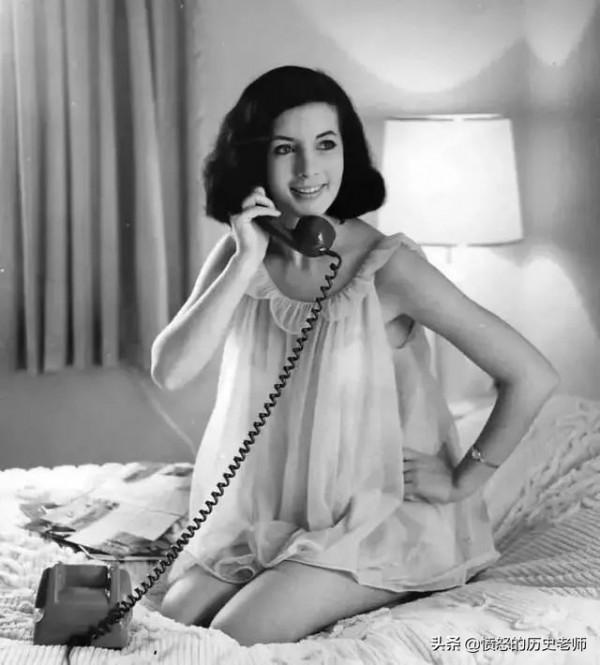 珍貴老照片:美國的人類動物園、1米長的蝗蟲、睡衣派對的女孩們 珍貴老照片:美國的人類動物園、1米長的蝗蟲、睡衣派對的女孩們