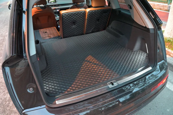 二手準新奧迪Q7,內飾貼膜、腳墊通鋪,不容錯過 二手準新奧迪Q7,內飾貼膜、腳墊通鋪,不容錯過