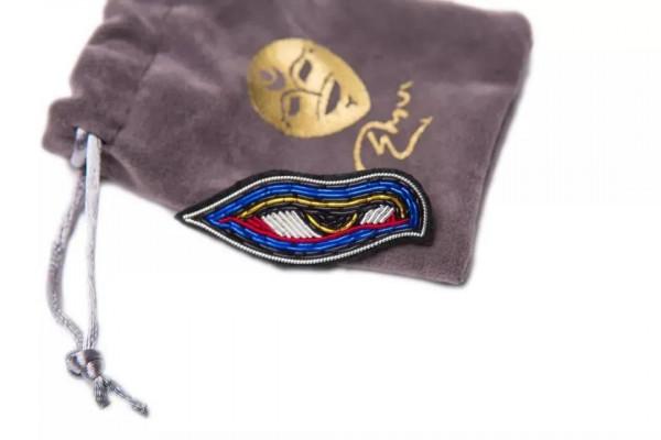 手工刺繡藏飾胸針，可以戴在身上的西藏“符號”