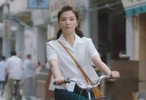 女學生別硬演！強裝嫩的比紅燒肉還油膩，有人卻似清泉，美了歲月