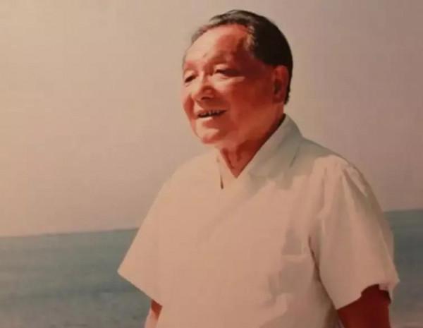 1950年，鄧小平首次見到大他5歲的繼母，激動地說：我們給你養老