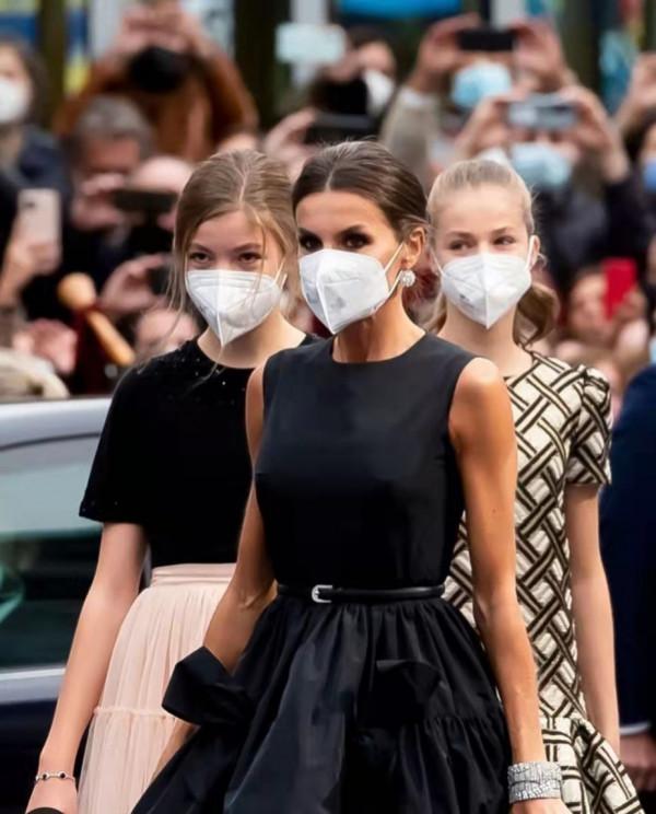 萊蒂齊亞王后壕氣了，一口氣戴三個古董首飾亮相，厲害了