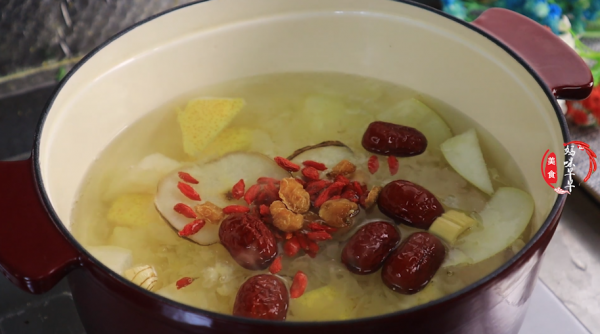 秋冬季容易上火咳嗽，分享一道小吊梨湯，我家一週喝6次，真舒服