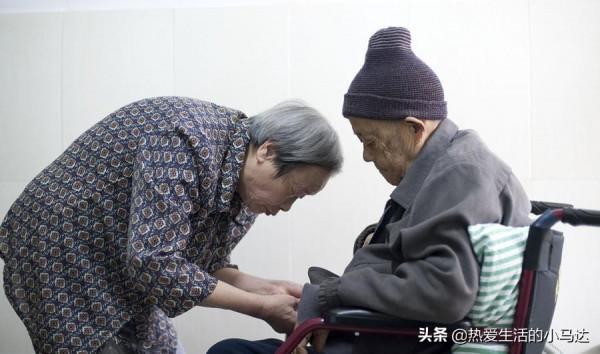 存錢和不存錢的人,老了會有什麼影響?兩位老人說出各自真實經歷 存錢和不存錢的人,老了會有什麼影響?兩位老人說出各自真實經歷