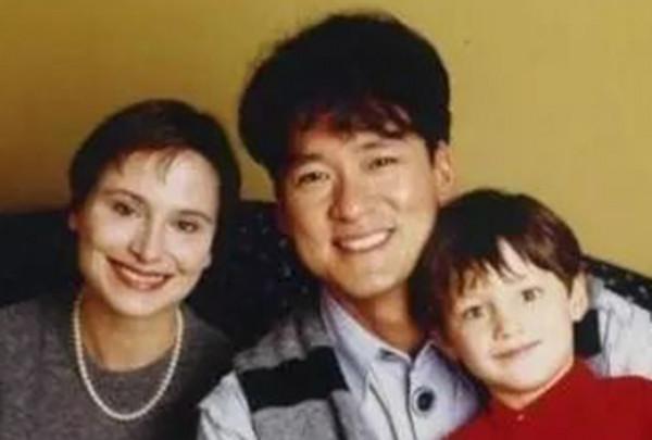 31歲兒子T臺首秀,周華健60歲妻子罕現身支援,滿頭白髮但氣質好 31歲兒子T臺首秀,周華健60歲妻子罕現身支援,滿頭白髮但氣質好