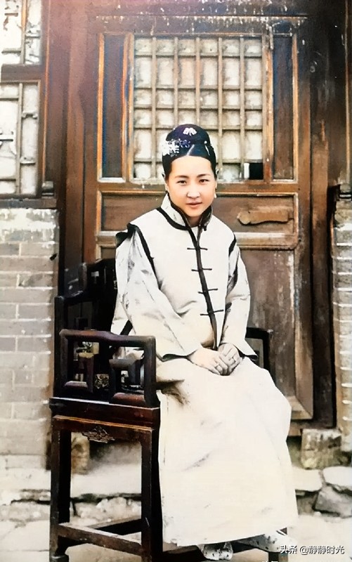 晚清老照片：女子貌美有氣質，衙役下跪，洋人小孩抱大竹筍