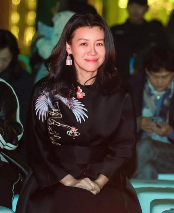 被47歲劉琳驚豔了！穿“仙鶴緞面裙”優雅貴氣，阿姨輩最美的樣子