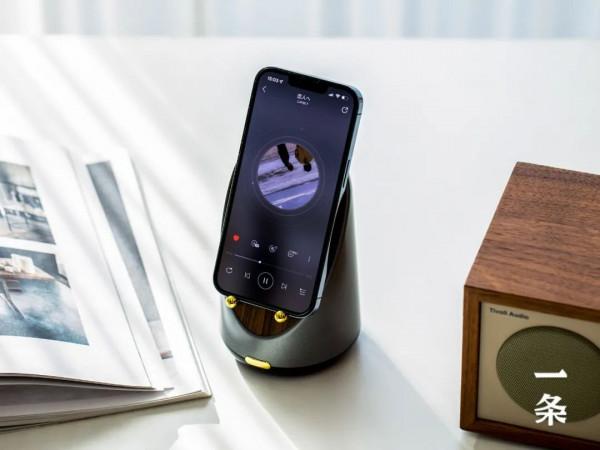 是感應音箱、手機支架、電子鐘，也是無線充，這個小木頭神了 || Chin@美物