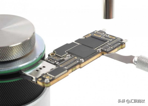 iPhone的IOS系統出廠時是一臺一臺刷進去的