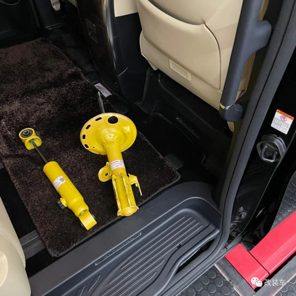 未成年高中生打造素雅埃爾法,全身名牌改件加起來超過16萬 未成年高中生打造素雅埃爾法,全身名牌改件加起來超過16萬