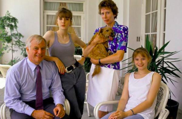 24年前香港迴歸儀式上，末代港督神色落寞，三個女兒更是哭成淚人