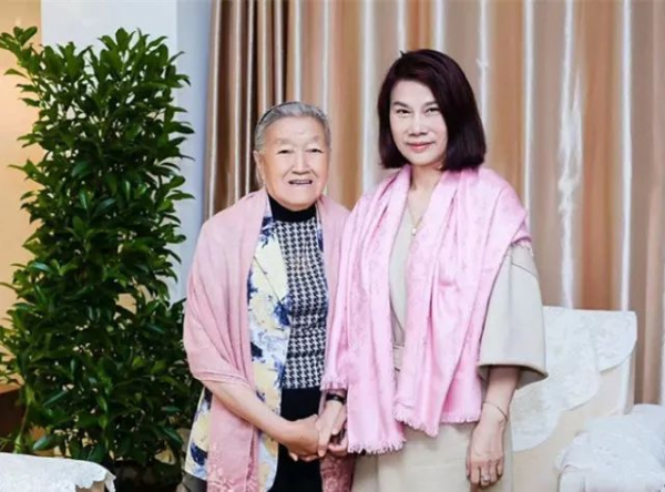 董明珠是真正見過世面的人，穿亮面連衣裙高貴大氣，自信滿滿