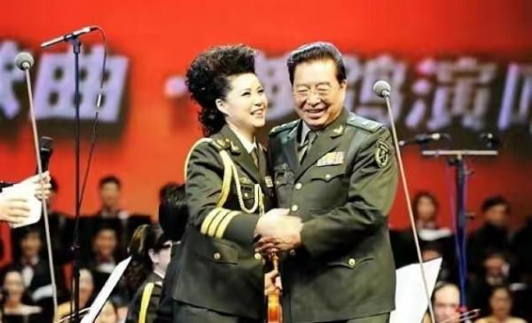 82歲李雙江飯局秀歌技,打扮儒雅沒白髮仍精神,妻子撇嘴不捧場 82歲李雙江飯局秀歌技,打扮儒雅沒白髮仍精神,妻子撇嘴不捧場