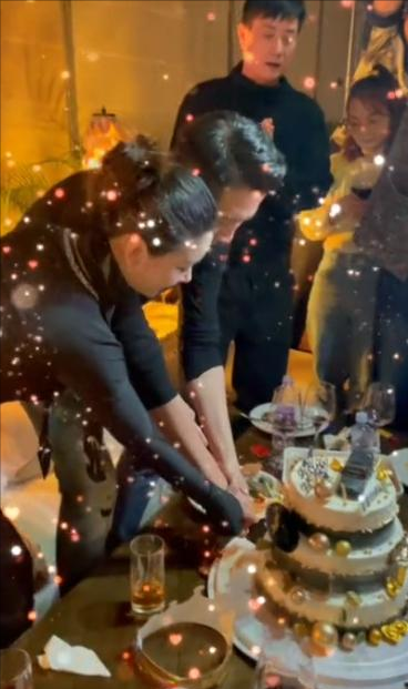 王雷大辦生日宴,二胎正臉首次曝光,李小萌產後20天竟瘦成錐子臉 王雷大辦生日宴,二胎正臉首次曝光,李小萌產後20天竟瘦成錐子臉