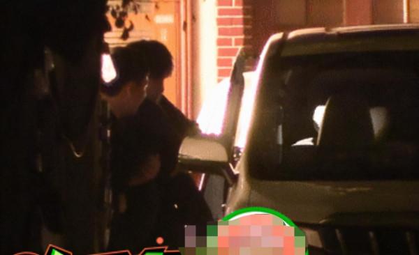 周冬雨身體疲軟被架上車!腳站不穩走路搖晃,被兩個男生賣力攙扶 周冬雨身體疲軟被架上車!腳站不穩走路搖晃,被兩個男生賣力攙扶