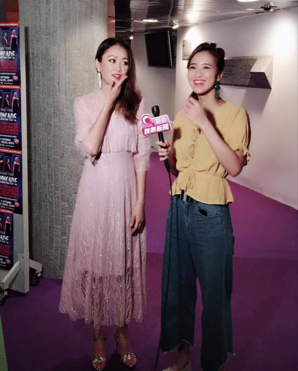 梁小冰“中年發福”也很美，穿粉色衣服跳舞好養眼，52歲照樣驚豔