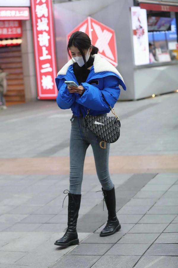 看街拍 學穿搭：8組Dior迪奧老花馬鞍包穿搭示範