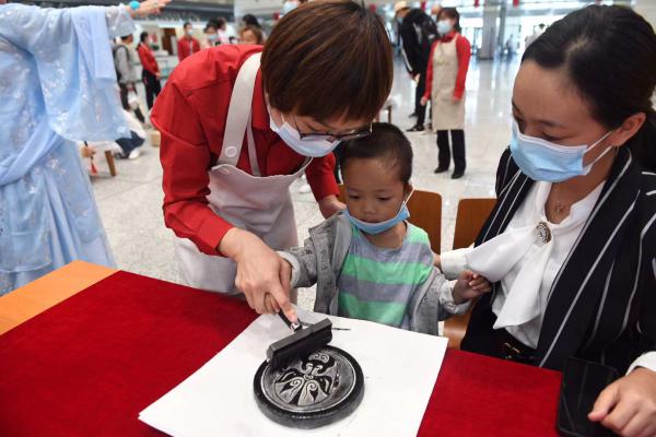 品詩詞、畫團扇、繪兔爺……吉林省圖書館中秋活動異彩紛呈