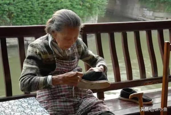 人上了年紀為什麼會出現自言自語的現象？其實小孩子也有