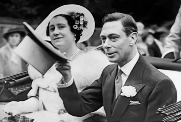 女王母親的心酸往事：想嫁哥哥卻嫁了弟弟，被口吃的國王丈夫家暴