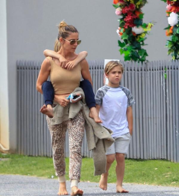 45歲雷神妻子帶娃外出,一家人都不穿鞋,網友:光腳不疼嗎? 45歲雷神妻子帶娃外出,一家人都不穿鞋,網友:光腳不疼嗎?