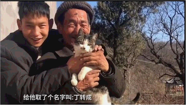 爬行娃：2歲時被父母狠心遺棄！一位善良的養父，一位感恩的兒子